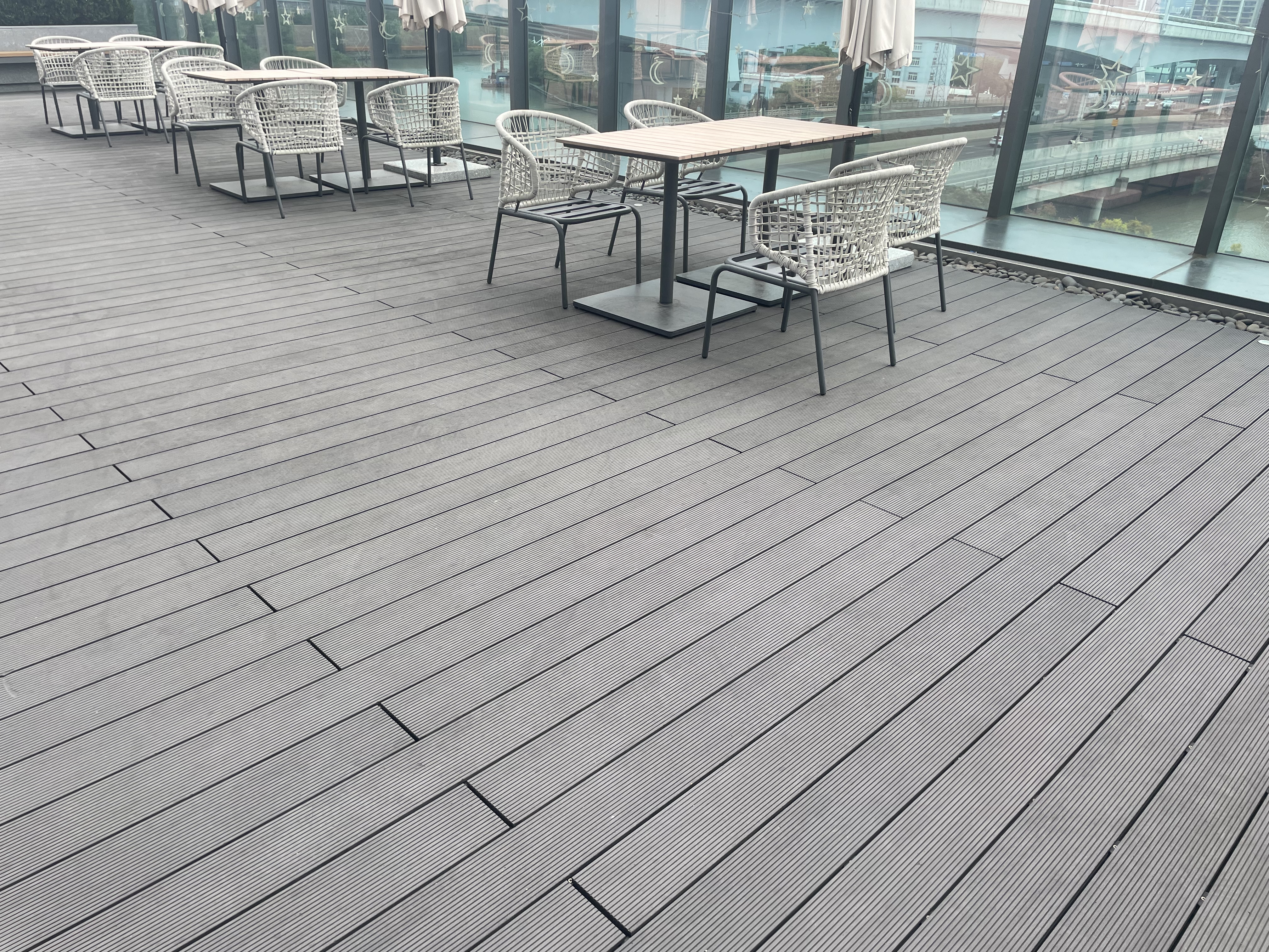 Installation de terrasse en composite l&eacute;ger montrant la couleur et la texture
